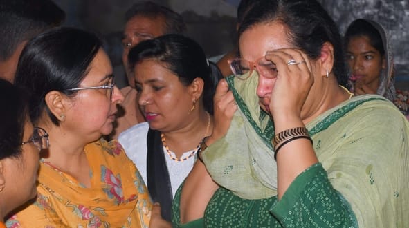 विद्यालय पहुंचे छात्राएं, परिजन व शिक्षिकाएं। इस दौरान हंगामा भी हुआ।
