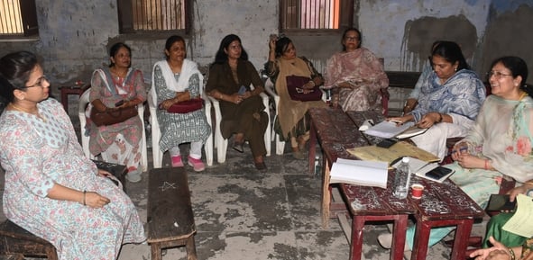 विद्यालय पहुंचे छात्राएं, परिजन व शिक्षिकाएं। इस दौरान हंगामा भी हुआ।