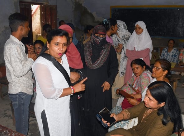 विद्यालय पहुंचे छात्राएं, परिजन व शिक्षिकाएं। इस दौरान हंगामा भी हुआ।