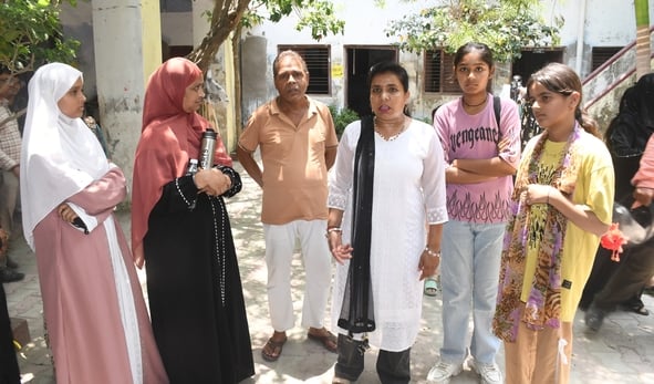 विद्यालय पहुंचे छात्राएं, परिजन व शिक्षिकाएं। इस दौरान हंगामा भी हुआ।