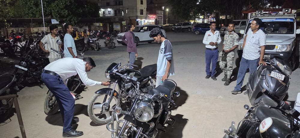 यातायात पुलिस द्वारा मोडिफाइड सामान जब्त करते हुए