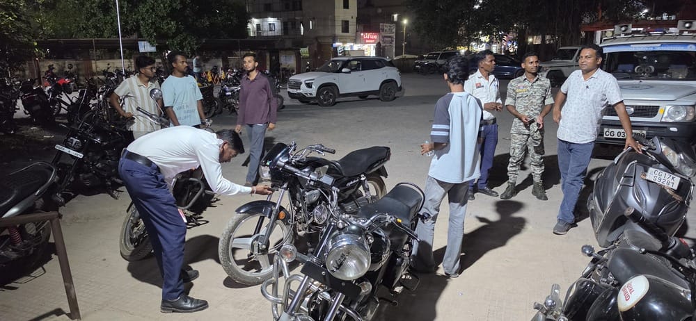 यातायात पुलिस द्वारा मोडिफाइड सामान जब्त करते हुए