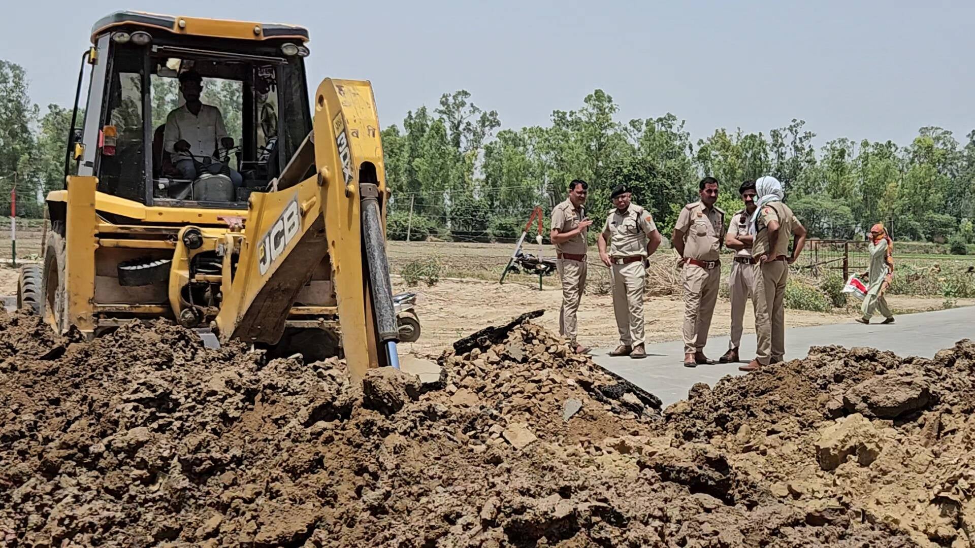22जेएनडी22-जूस पिलाकर धरने पर बैठे ग्रामीणों की भूख हड़ताल खुलाते हुए सदर थाना प्रभारी कमल। संव 22जेएनडी22-जूस पिलाकर धरने पर बैठे ग्रामीणों की भूख हड़ताल खुलाते हुए सदर थाना प्रभारी कमल। संव