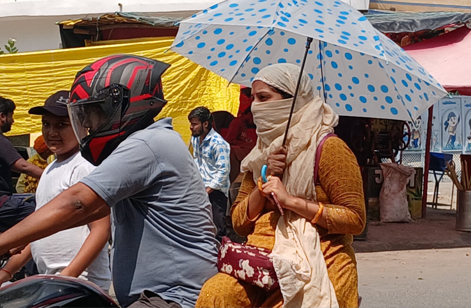 आओ हो जाए मस्ती: भीषण गर्मी से निजात पाने के लिए मुंगराबादशाहपुर में जल क्रीड़ा करते युवा। संवा