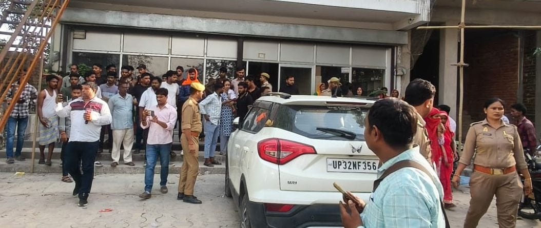 आरोपी डाॅक्टर एवं अस्पताल के बाहर प्रदर्शन करते परिजन। आरोपी डाॅक्टर एवं अस्पताल के बाहर प्रदर्शन करते परिजन।