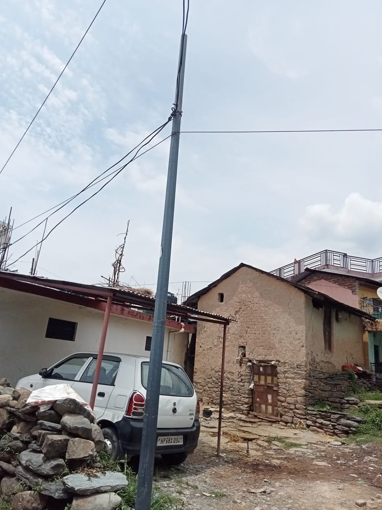 अग्निशमन विभाग धर्मशाला कार्यालय के सामने वीरवार को दिन में भी जल रही स्ट्रीट लाइट। संवाद
