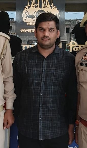 अनूपशहर पुलिस द्वारा गिरफ्तार यूरिया घोटाले में नामजद ट्रांसपोर्टर। स्रोत: पुलिस