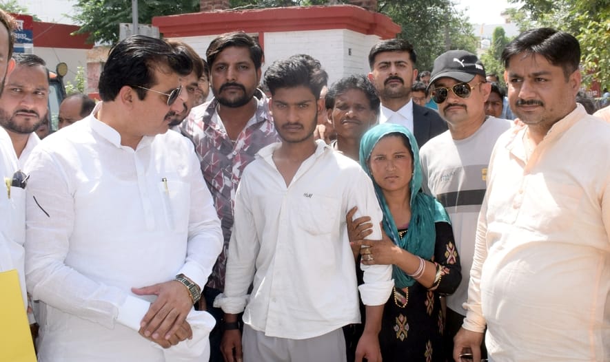 बिजनौर के ग्राम खानजहांपुर बहादर में मंदिर में विशाल का शुद्धिकरण कराने के बाद जयश्री राम के ना