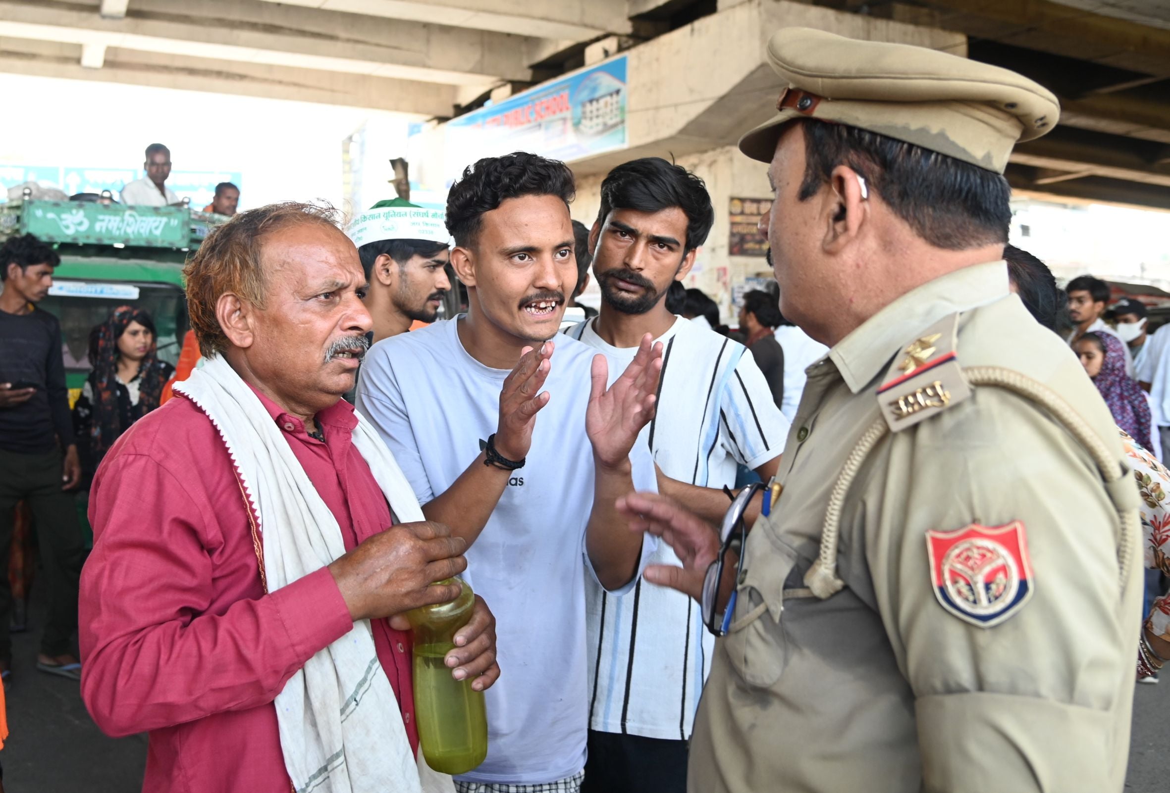 बुद्धेश्वर चाैराहे पर बृहस्पतिवार सुबह जाम लगाए स्थानीय लोग। 