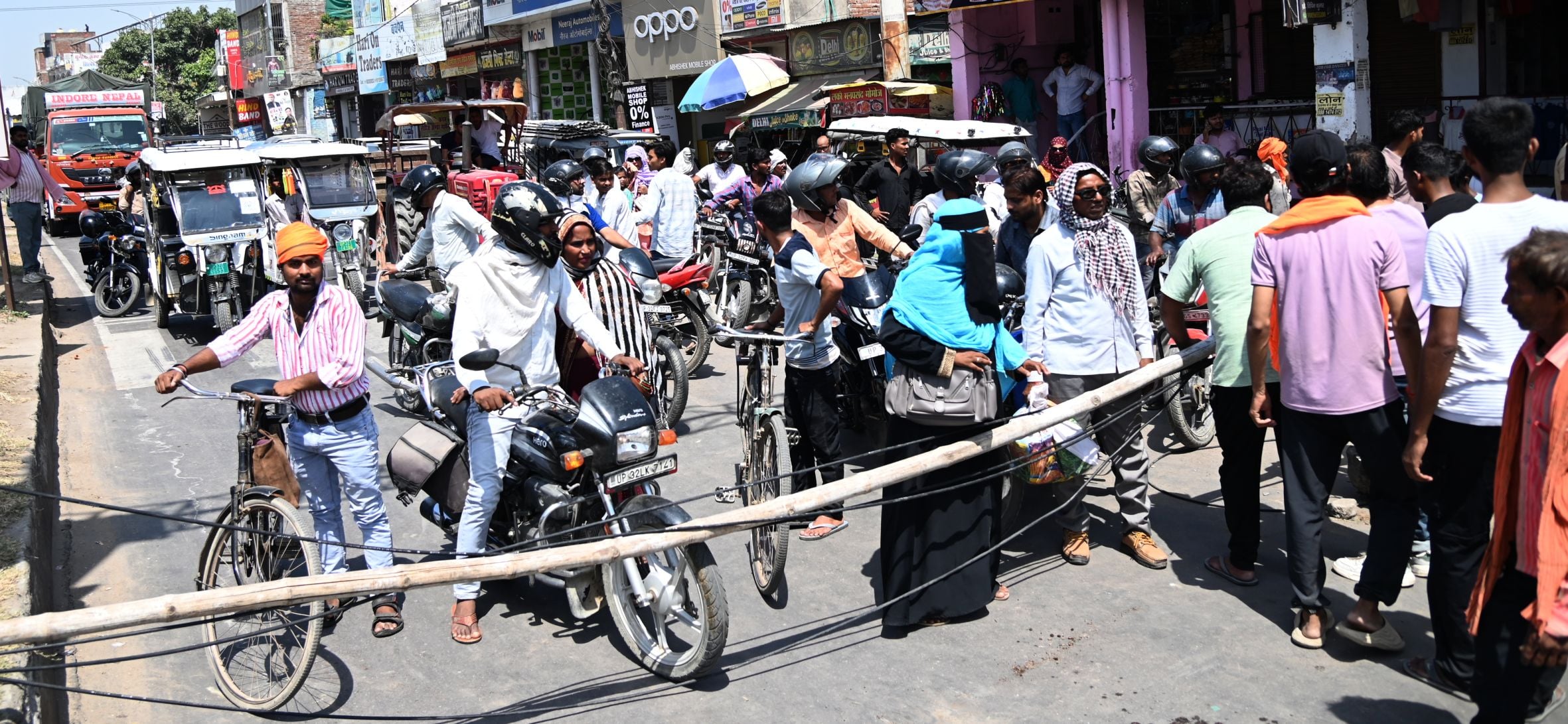बुद्धेश्वर चाैराहे पर बृहस्पतिवार सुबह जाम लगाए स्थानीय लोग। 