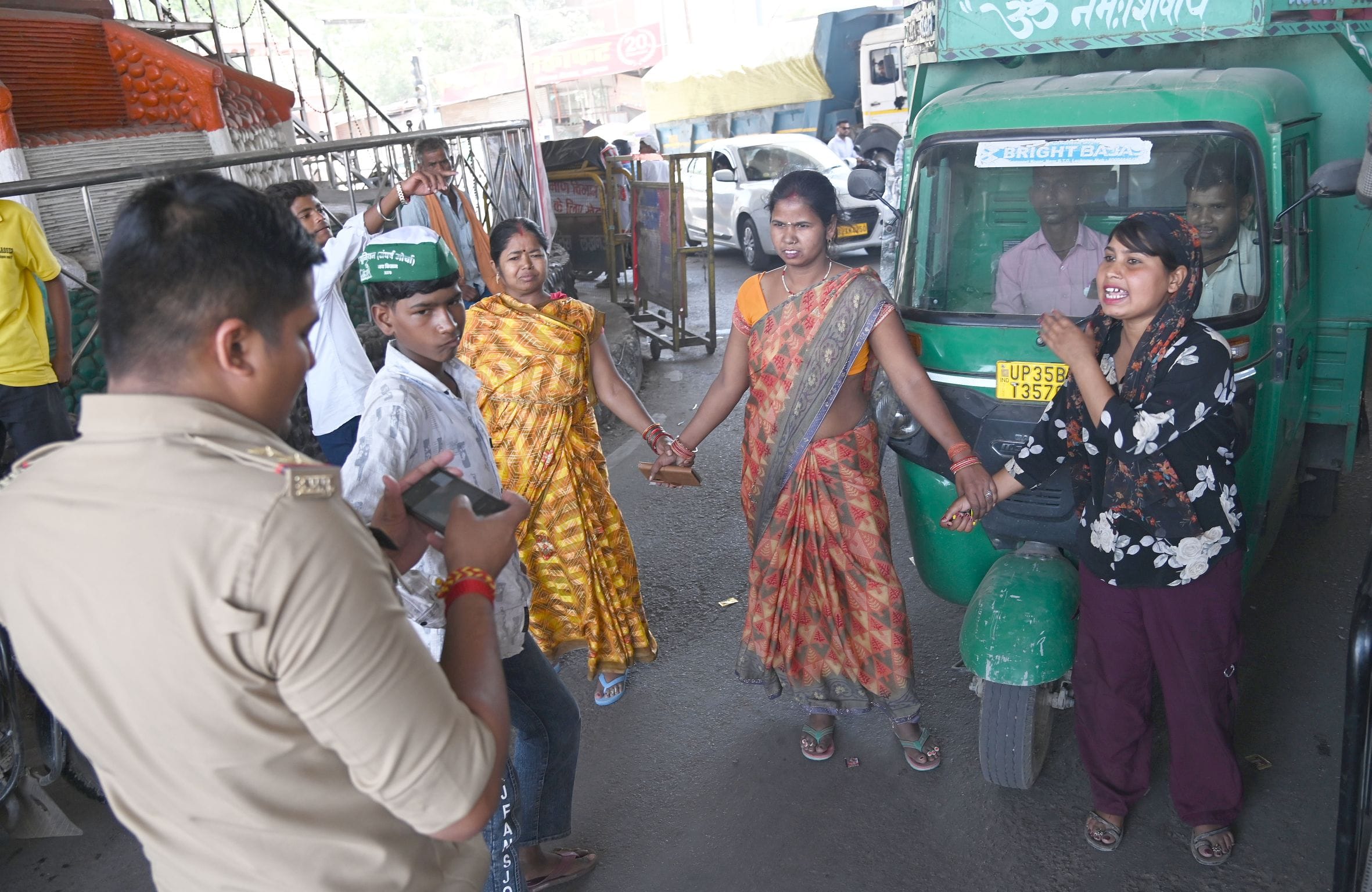 बुद्धेश्वर चाैराहे पर बृहस्पतिवार सुबह जाम लगाए स्थानीय लोग। 