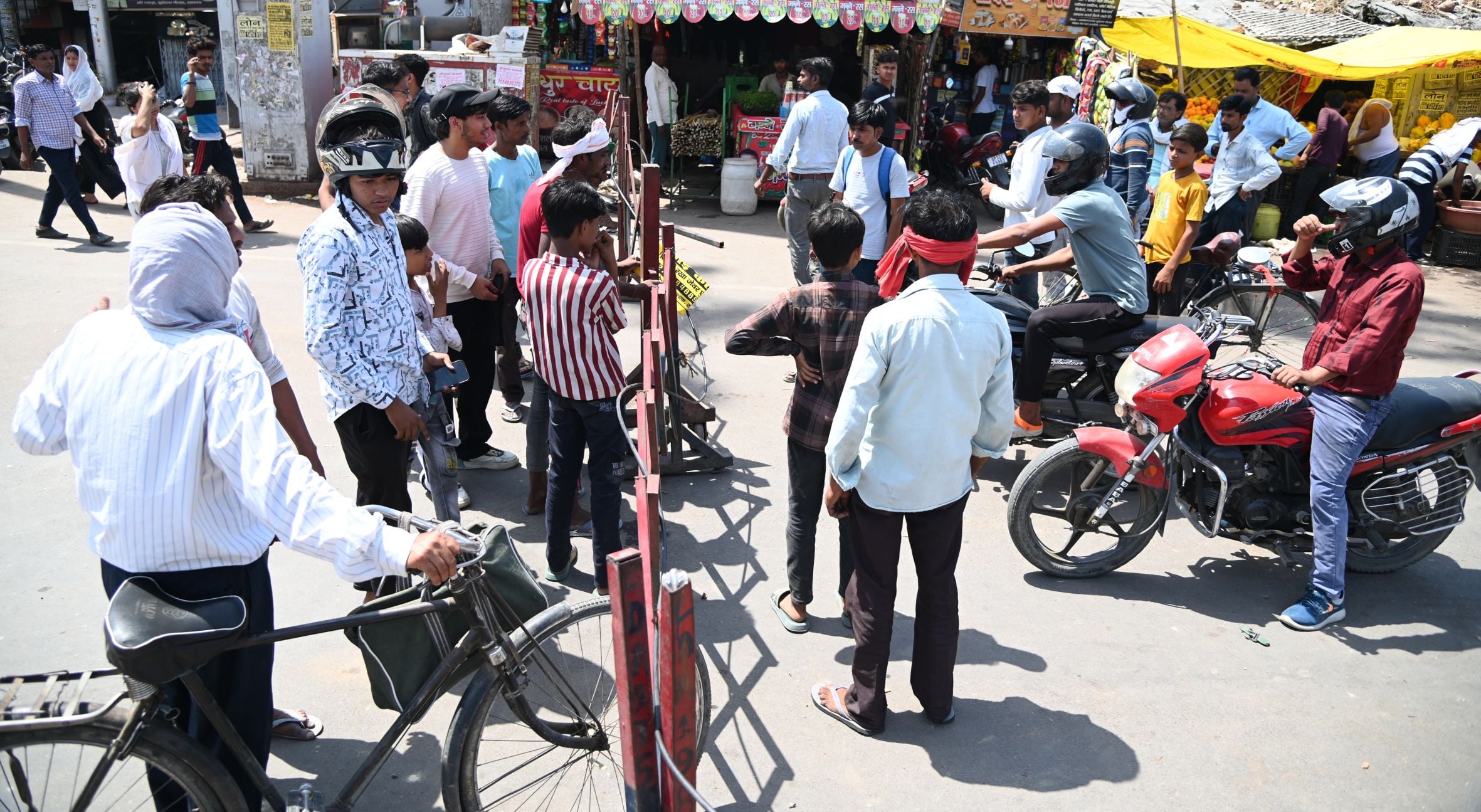 बुद्धेश्वर चाैराहे पर बृहस्पतिवार सुबह जाम लगाए स्थानीय लोग। 