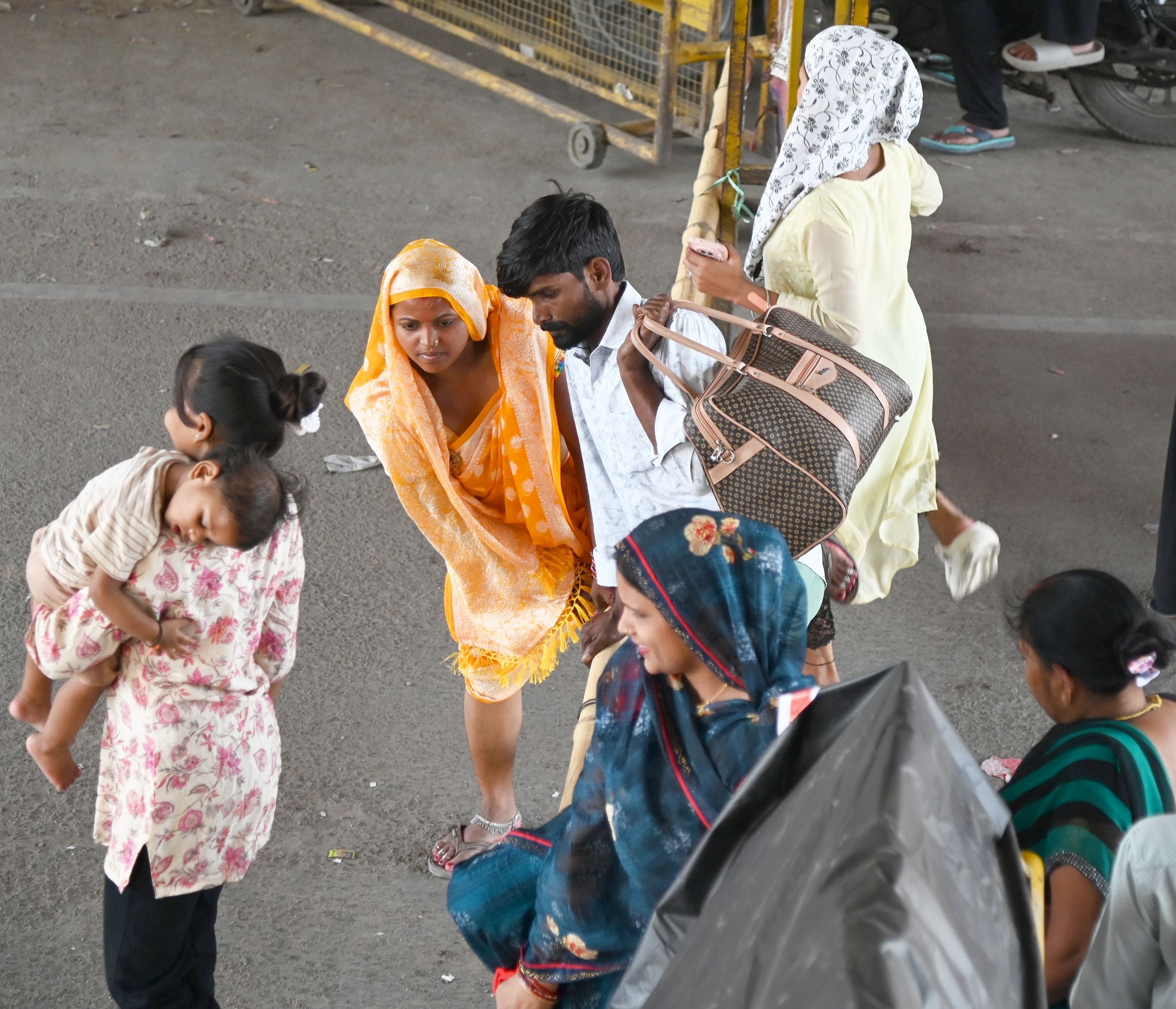 बुद्धेश्वर चाैराहे पर बृहस्पतिवार सुबह जाम लगाए स्थानीय लोग। 