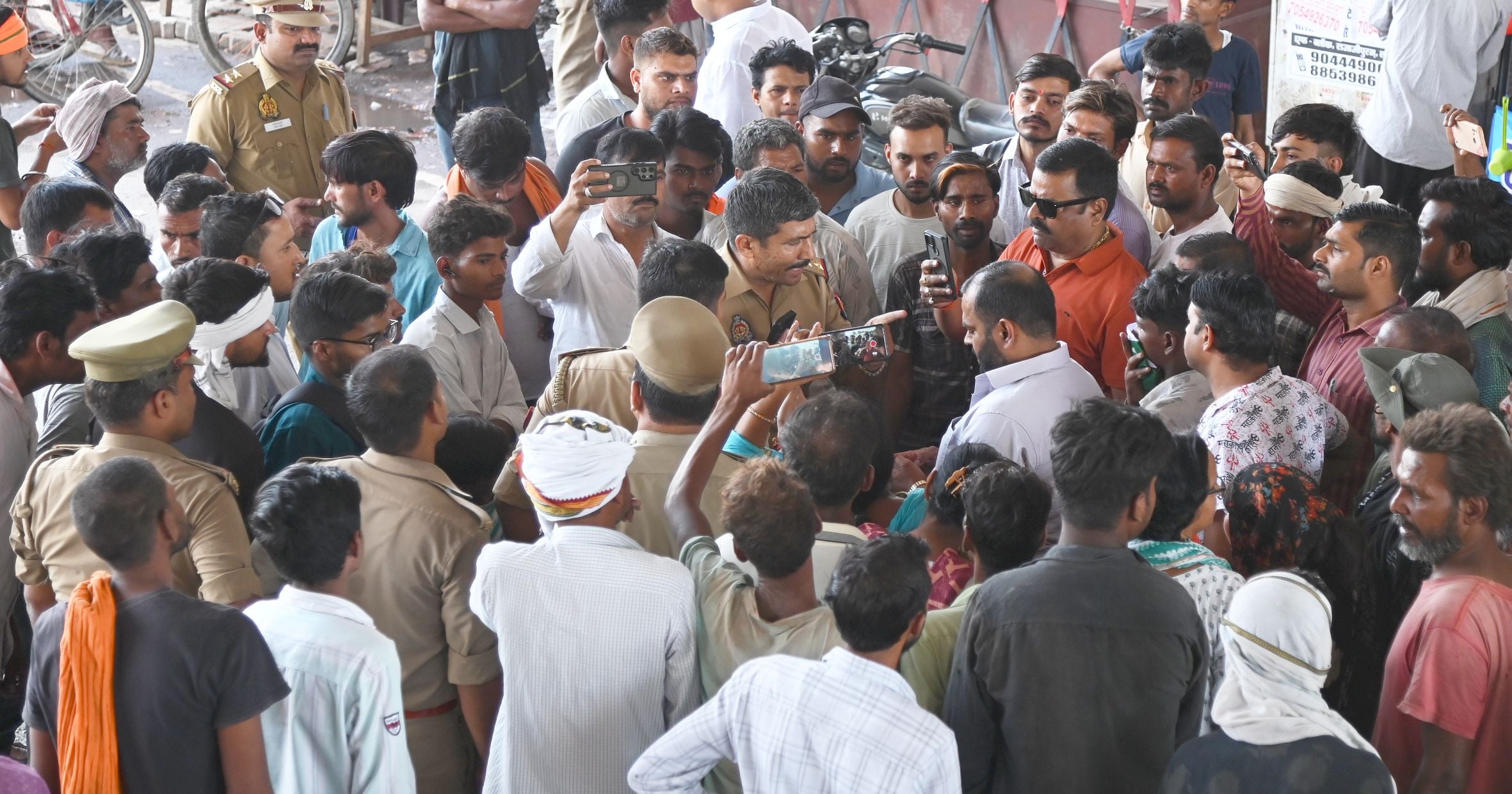 बुद्धेश्वर चाैराहे पर बृहस्पतिवार सुबह जाम लगाए स्थानीय लोग। 