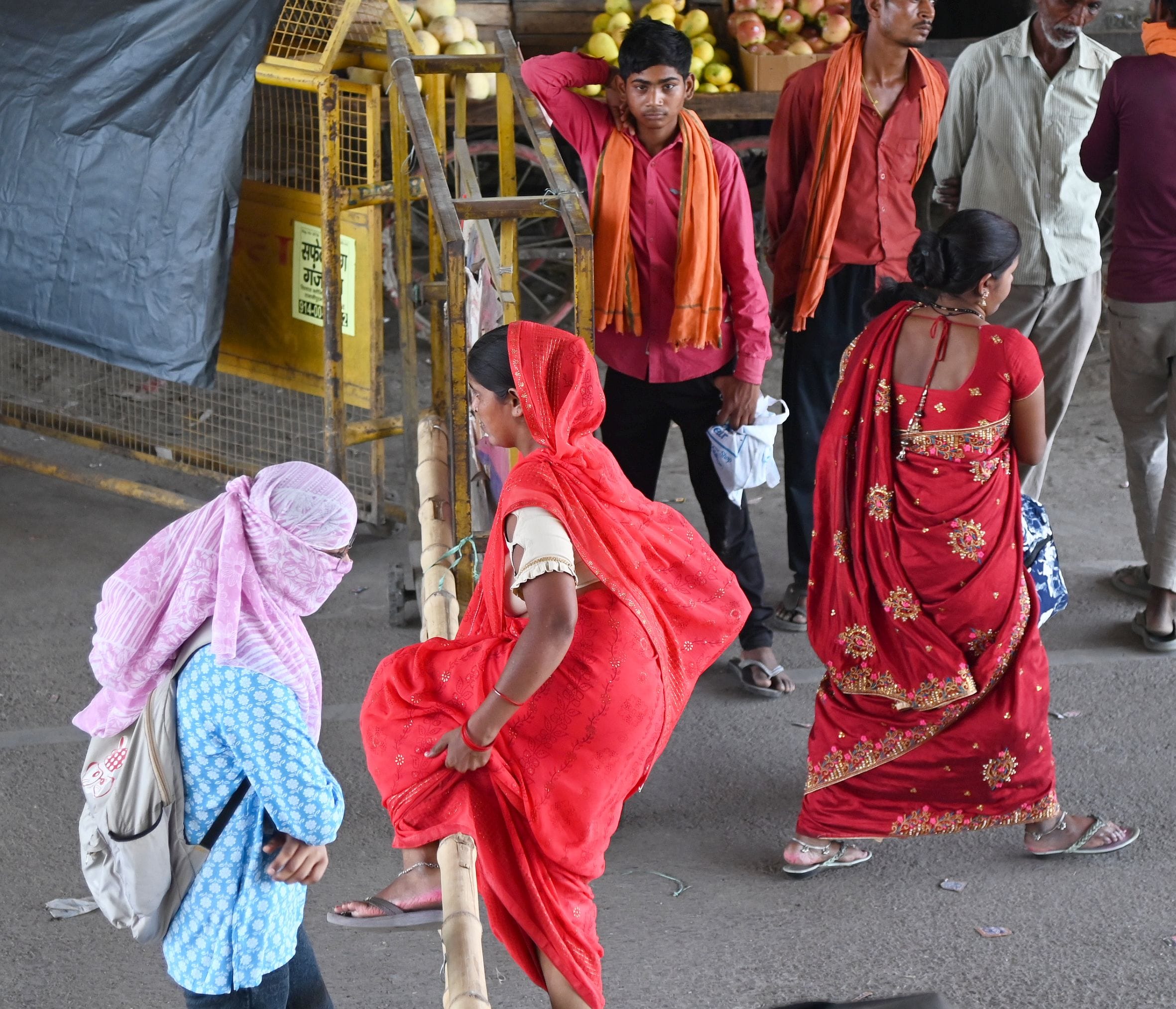 बुद्धेश्वर चाैराहे पर बृहस्पतिवार सुबह जाम लगाए स्थानीय लोग। 