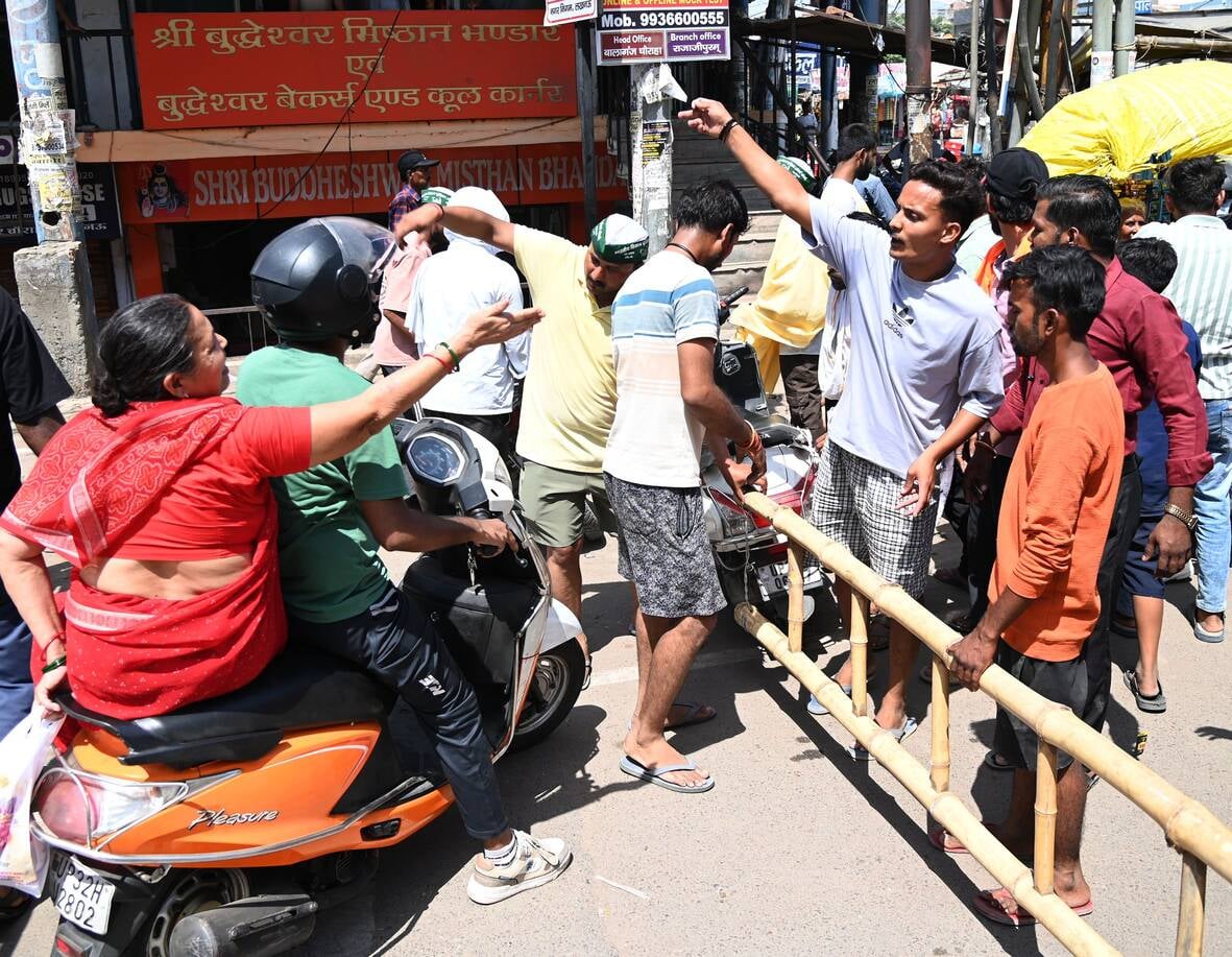 बुद्धेश्वर चाैराहे पर बृहस्पतिवार सुबह जाम लगाए स्थानीय लोग। 