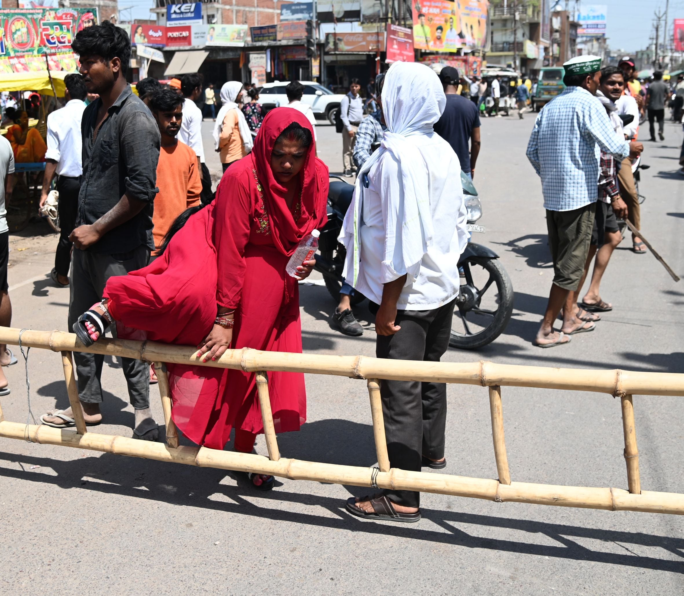 बुद्धेश्वर चाैराहे पर बृहस्पतिवार सुबह जाम लगाए स्थानीय लोग। 