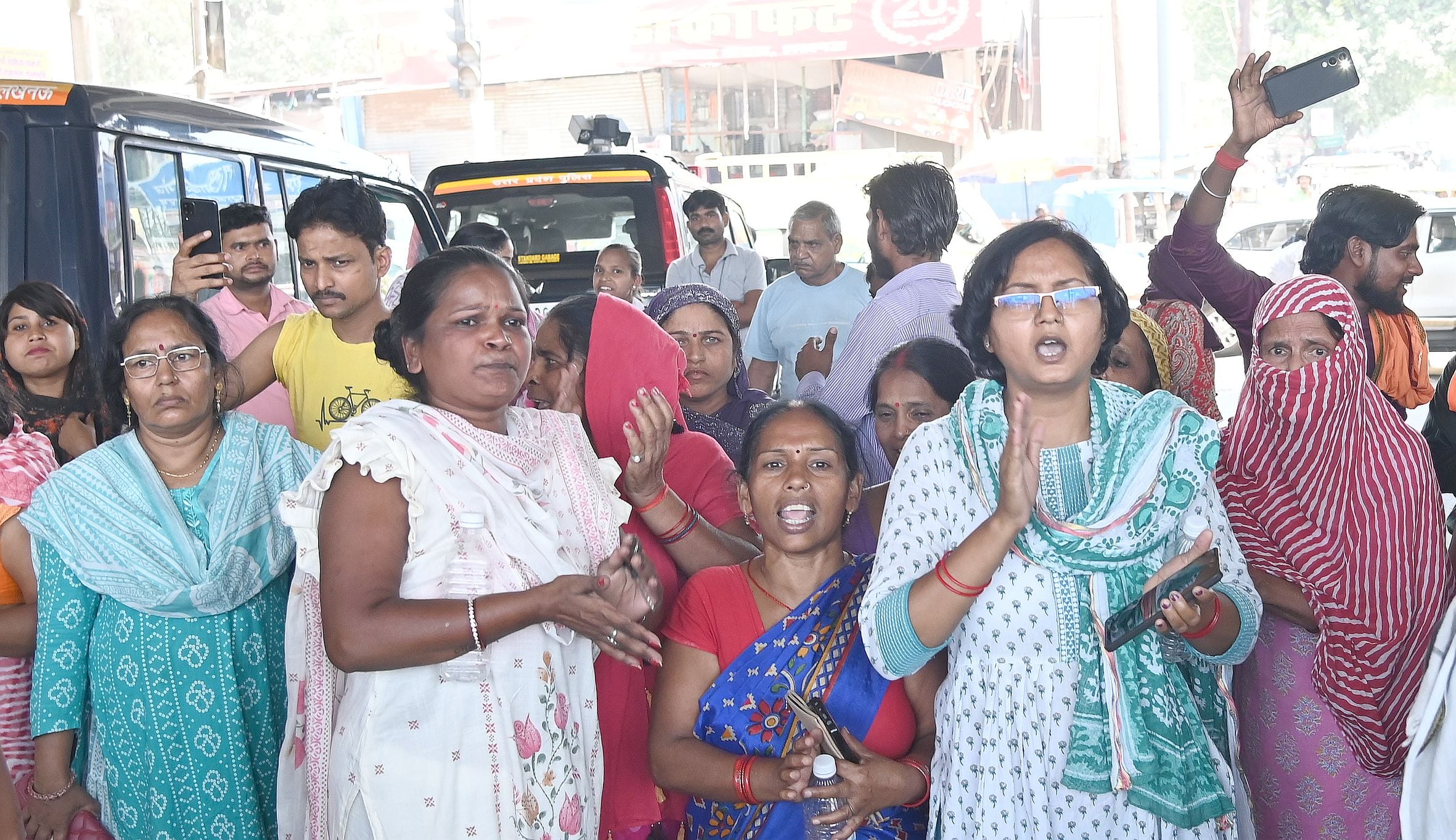 बुद्धेश्वर चाैराहे पर बृहस्पतिवार सुबह जाम लगाए स्थानीय लोग। 