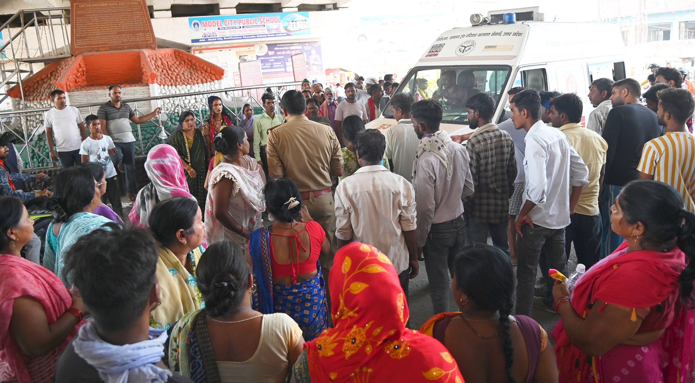 बुद्धेश्वर चाैराहे पर बृहस्पतिवार सुबह जाम लगाए स्थानीय लोग। 