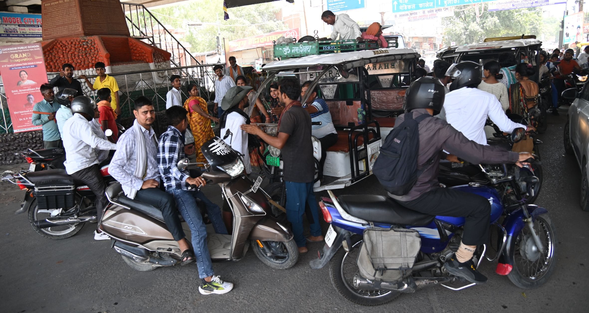 बुद्धेश्वर चाैराहे पर बृहस्पतिवार सुबह जाम लगाए स्थानीय लोग। 