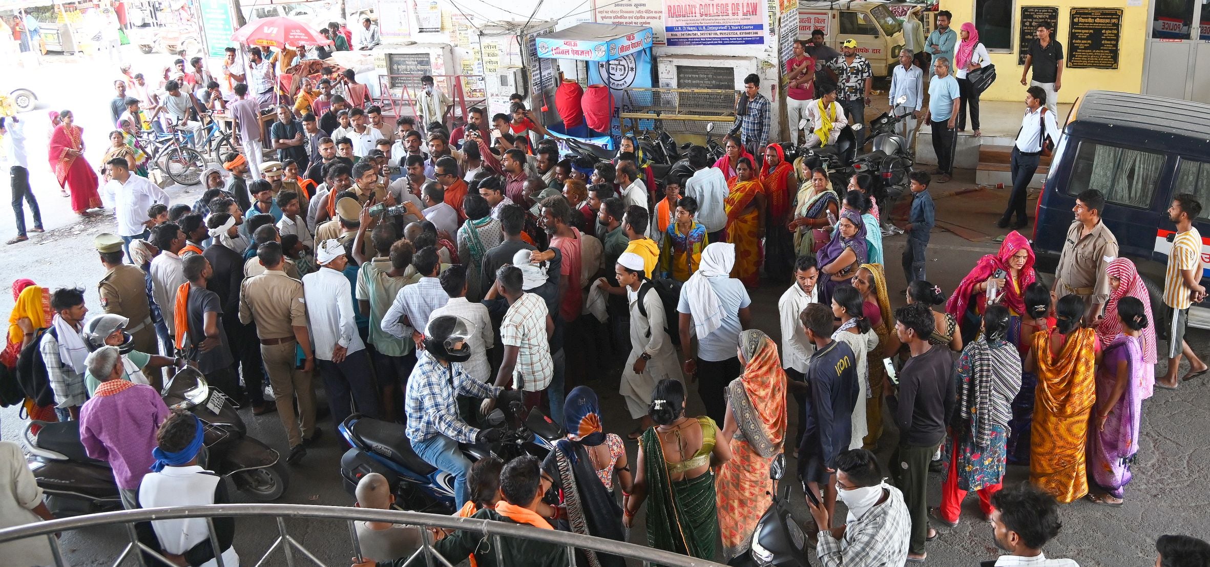 बुद्धेश्वर चाैराहे पर बृहस्पतिवार सुबह जाम लगाए स्थानीय लोग। 