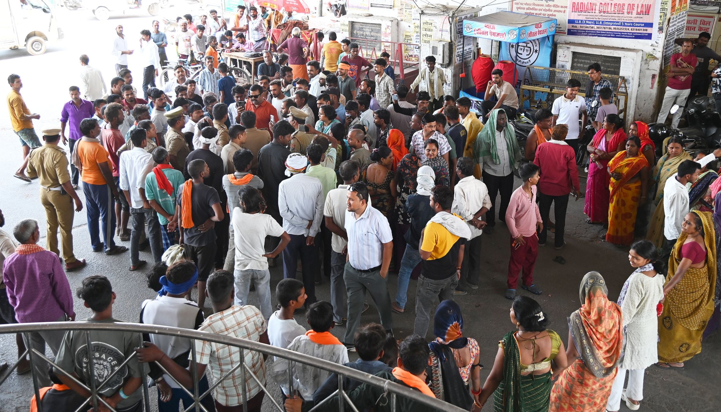 बुद्धेश्वर चाैराहे पर बृहस्पतिवार सुबह जाम लगाए स्थानीय लोग। 