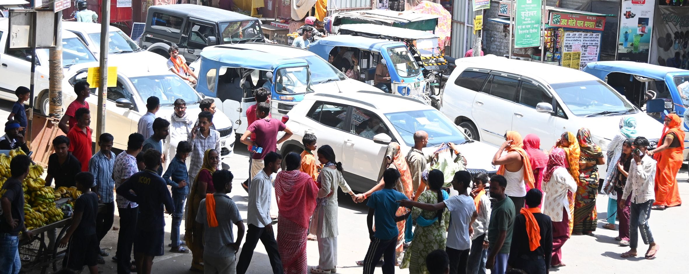 बुद्धेश्वर चाैराहे पर बृहस्पतिवार सुबह जाम लगाए स्थानीय लोग। 