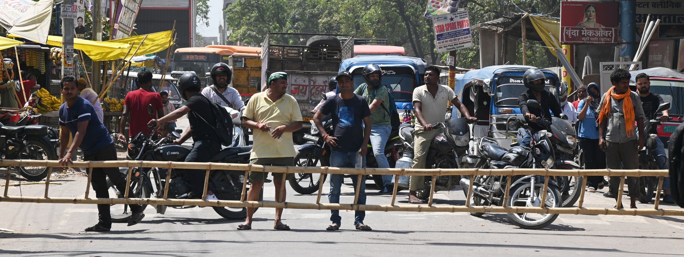 बुद्धेश्वर चाैराहे पर बृहस्पतिवार सुबह जाम लगाए स्थानीय लोग। 