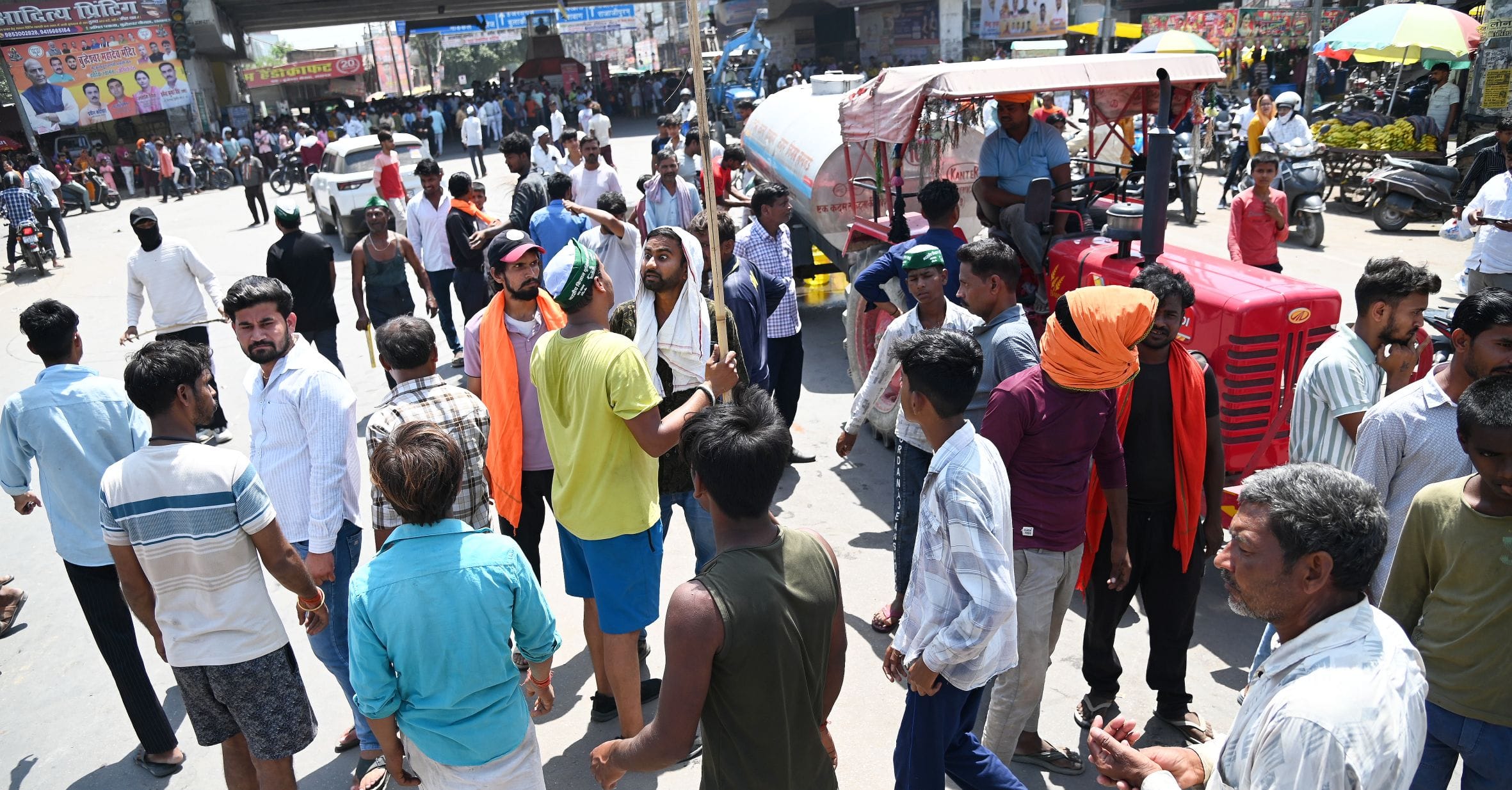 बुद्धेश्वर चाैराहे पर बृहस्पतिवार सुबह जाम लगाए स्थानीय लोग। 