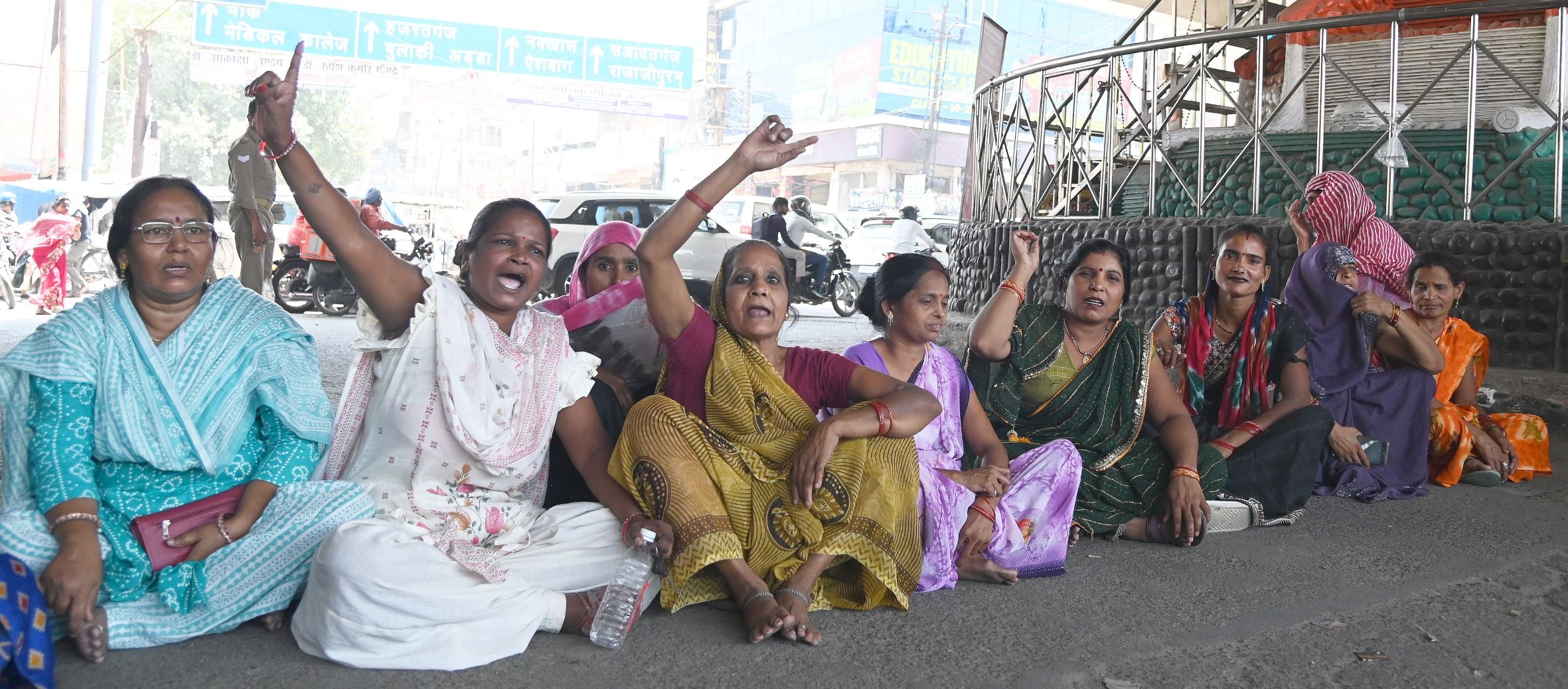 बुद्धेश्वर चाैराहे पर बृहस्पतिवार सुबह जाम लगाए स्थानीय लोग। 
