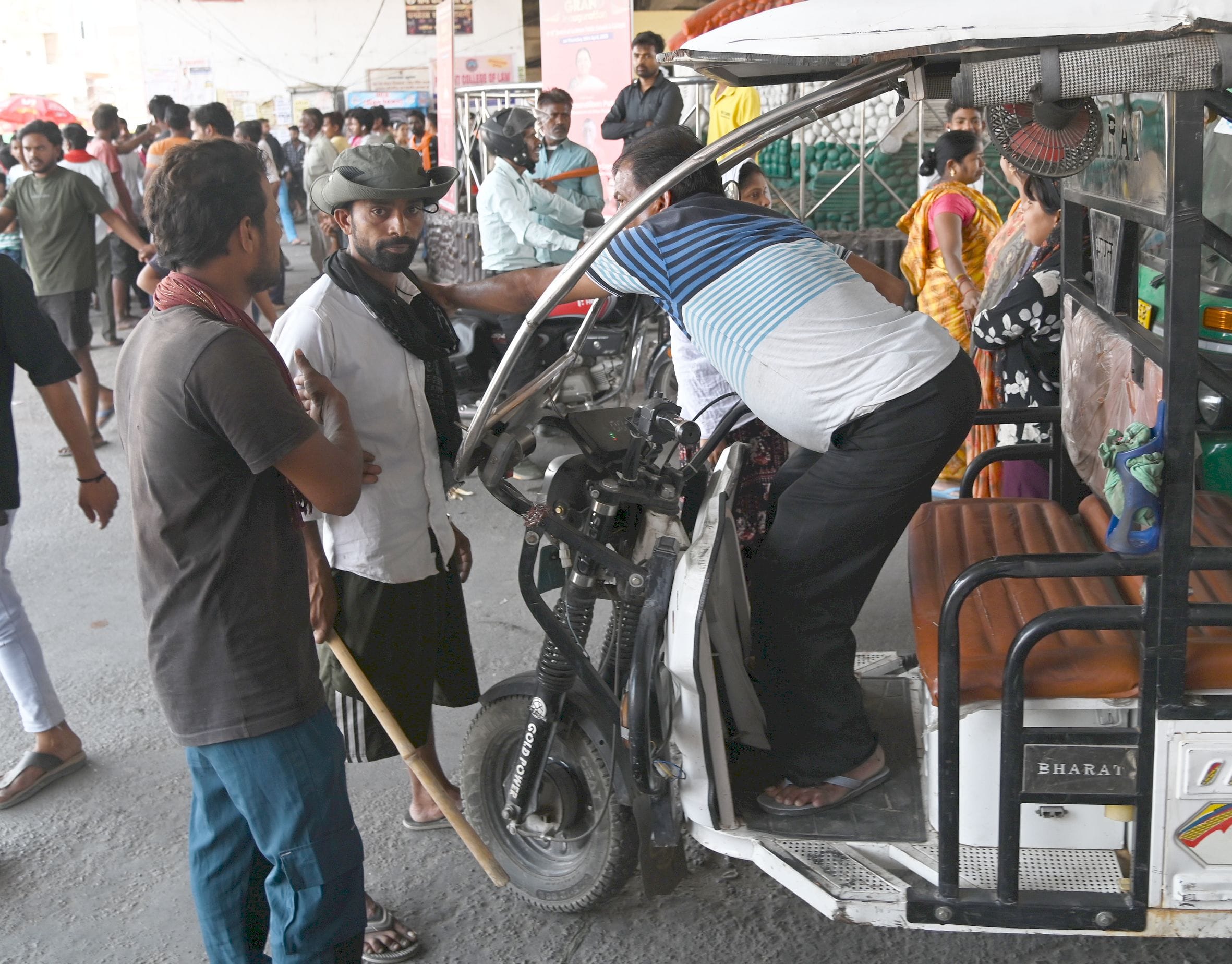 बुद्धेश्वर चाैराहे पर बृहस्पतिवार सुबह जाम लगाए स्थानीय लोग। 