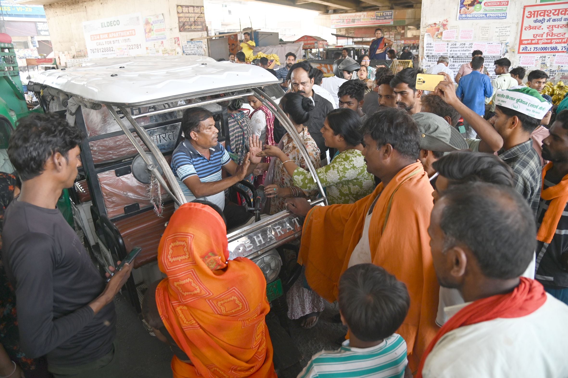 बुद्धेश्वर चाैराहे पर बृहस्पतिवार सुबह जाम लगाए स्थानीय लोग। 