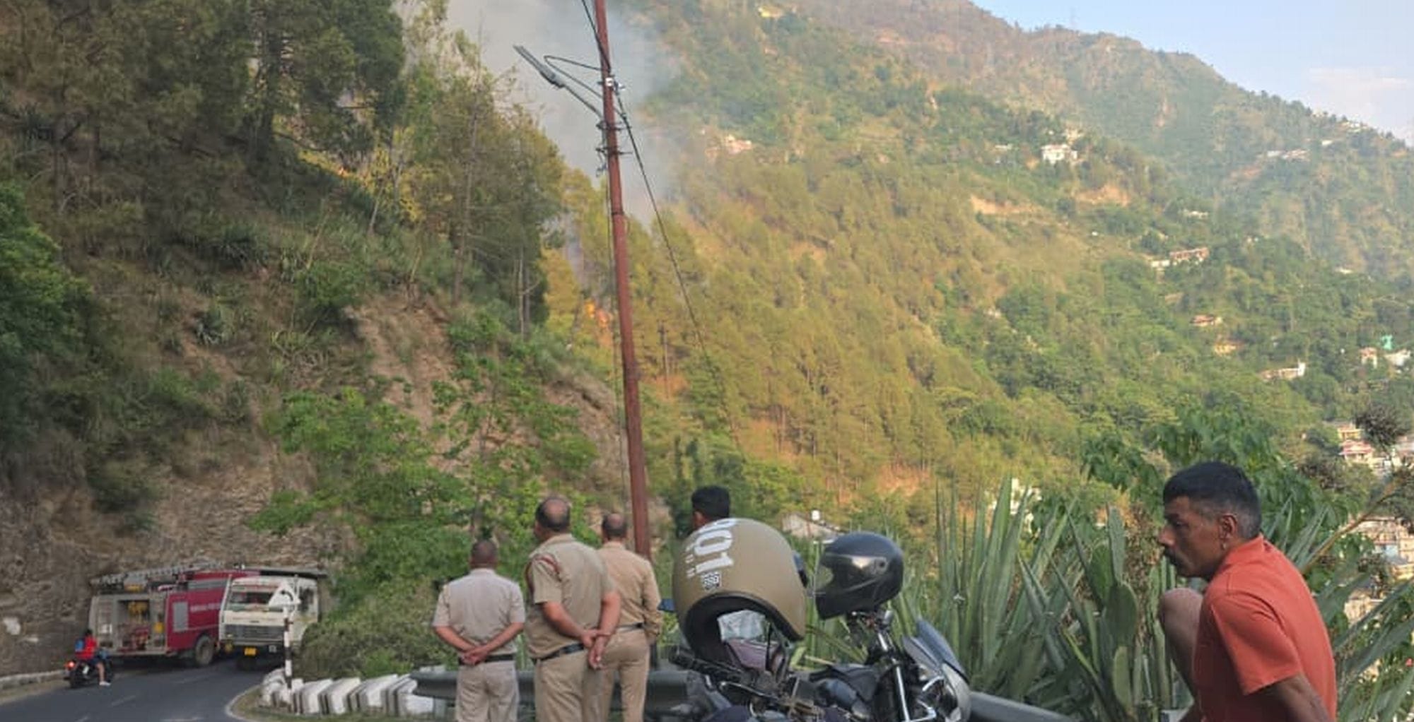 चंबा में सामदार के जंगल में भड़की आग।संवाद चंबा में सामदार के जंगल में भड़की आग।संवाद