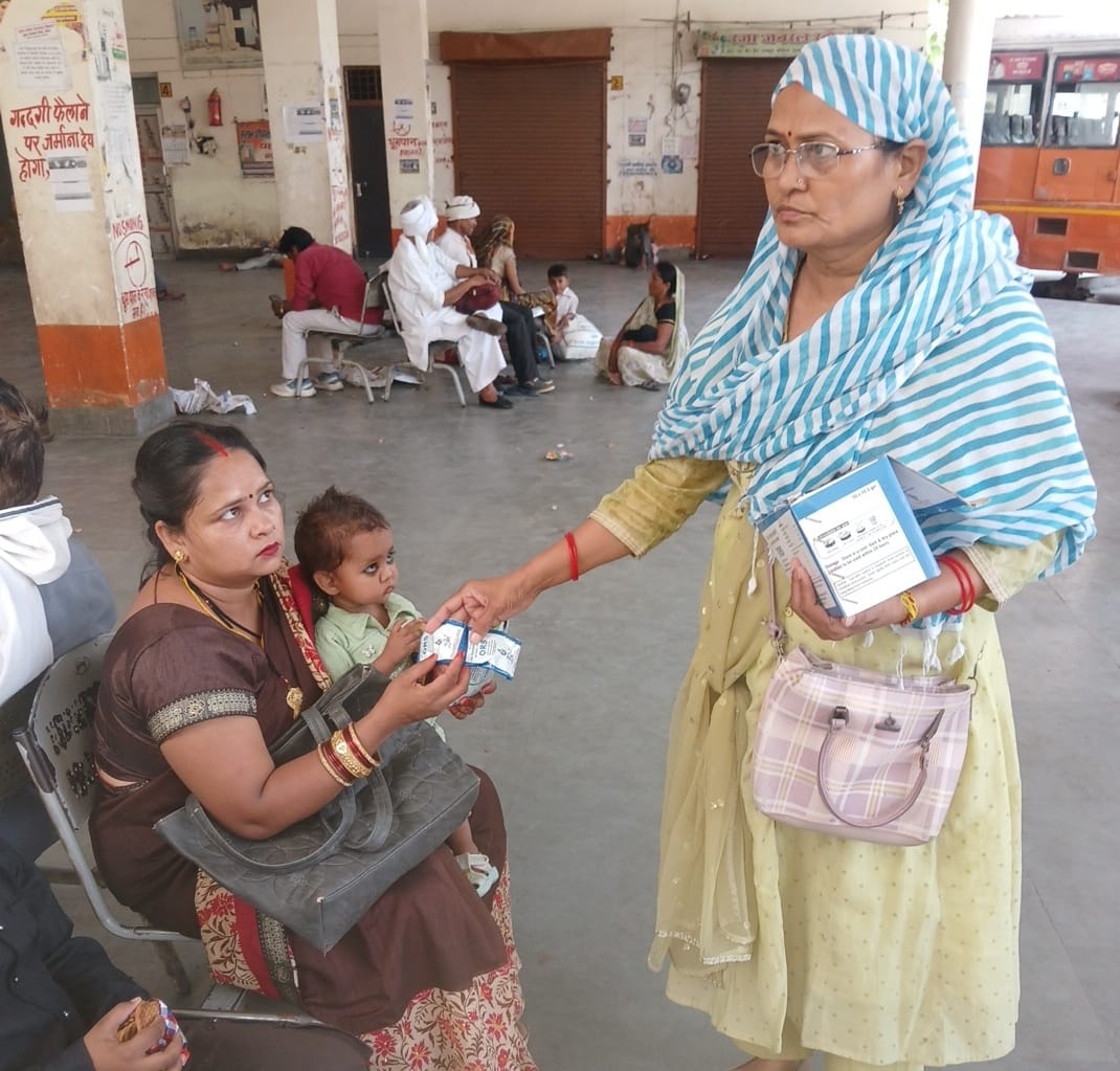 फोटो - 02 कंडक्टरों को मेडिकल किट व ओआएस देतीं स्टेशन इंचार्ज।