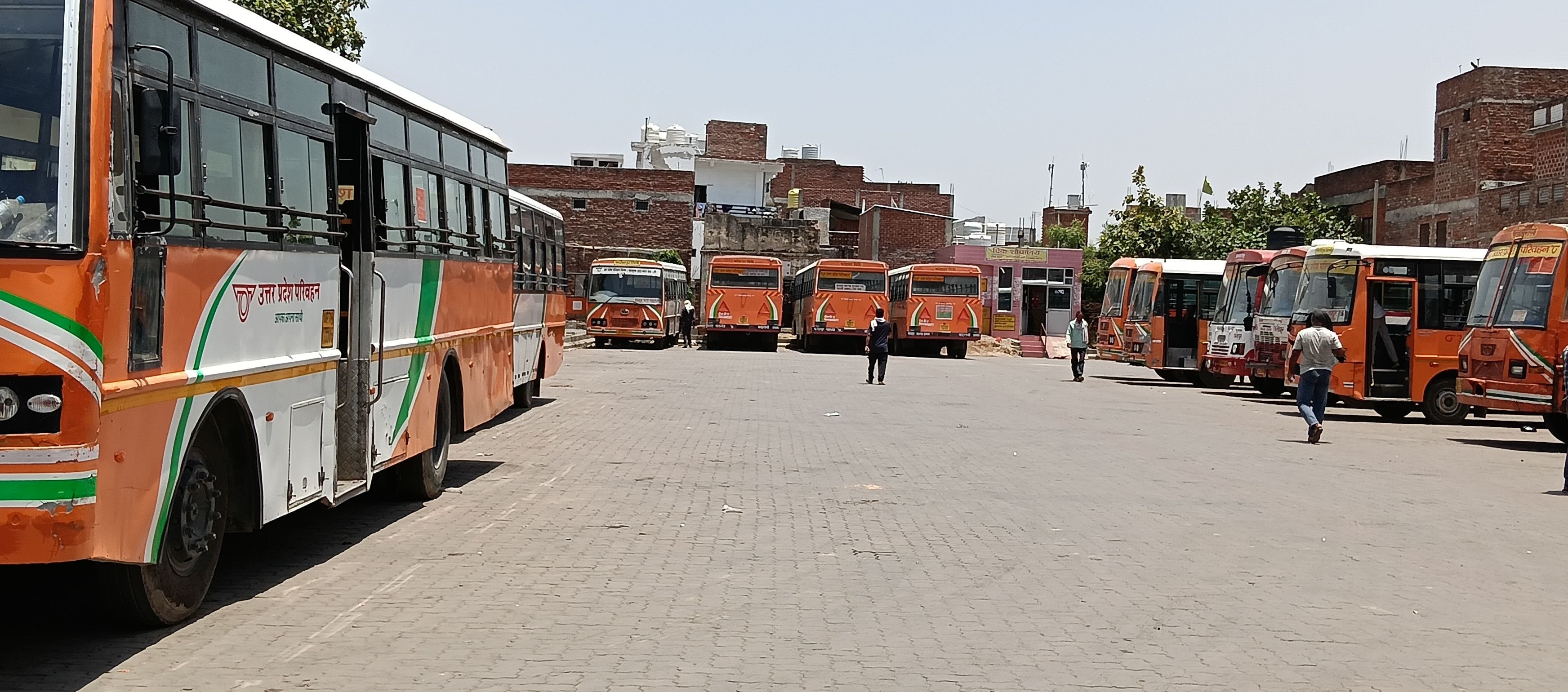 फोटो-04-रोडवेज बस स्टाप पर दोपहर 12बजे पसरा सन्नाटा। संवाद