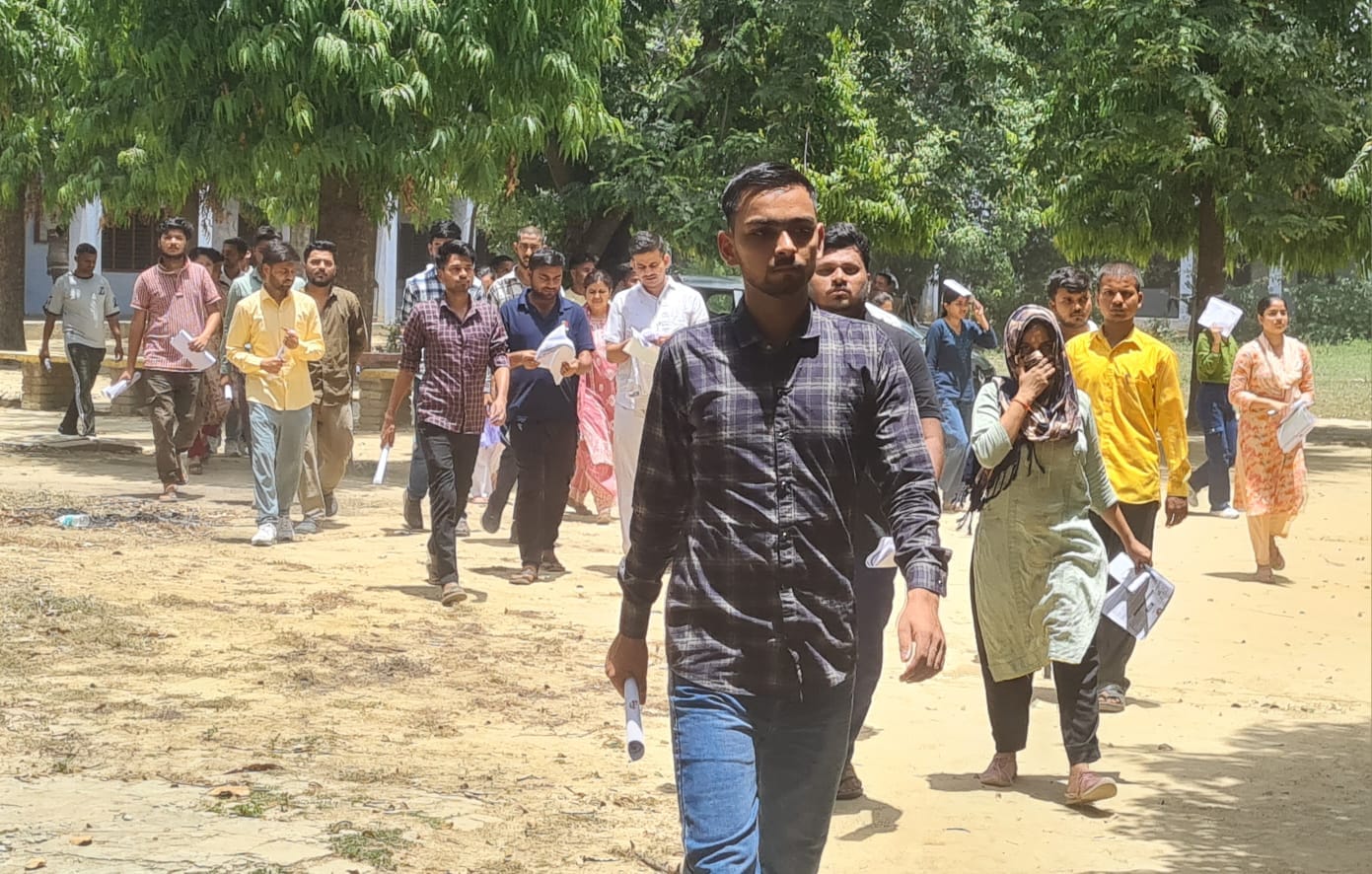 फोटो-12 शहर के बद्रीविशाल डिग्री कालेज केंद्र पर लगी अभ्यर्थियों की लाइन। संवाद