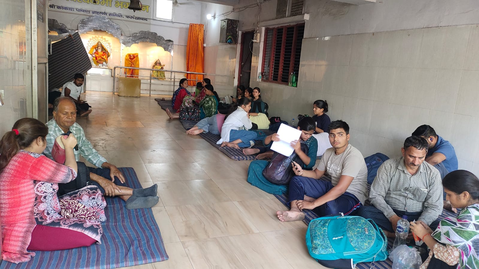 फोटो-12 शहर के बद्रीविशाल डिग्री कालेज केंद्र पर लगी अभ्यर्थियों की लाइन। संवाद