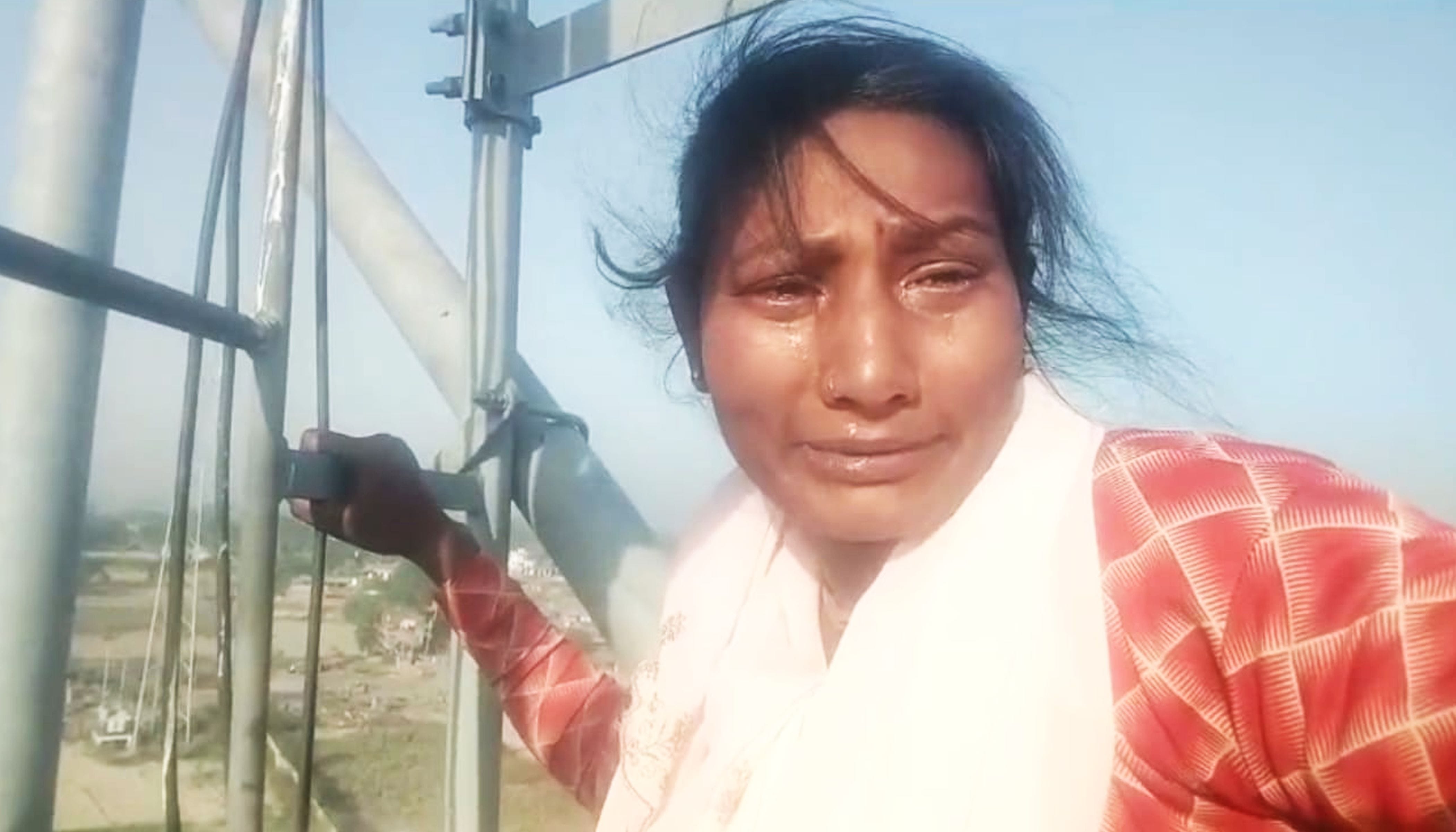 फोटो-15-मोबाइल टावर पर चढ़ी ननकी। संवाद फोटो-15-मोबाइल टावर पर चढ़ी ननकी। संवाद