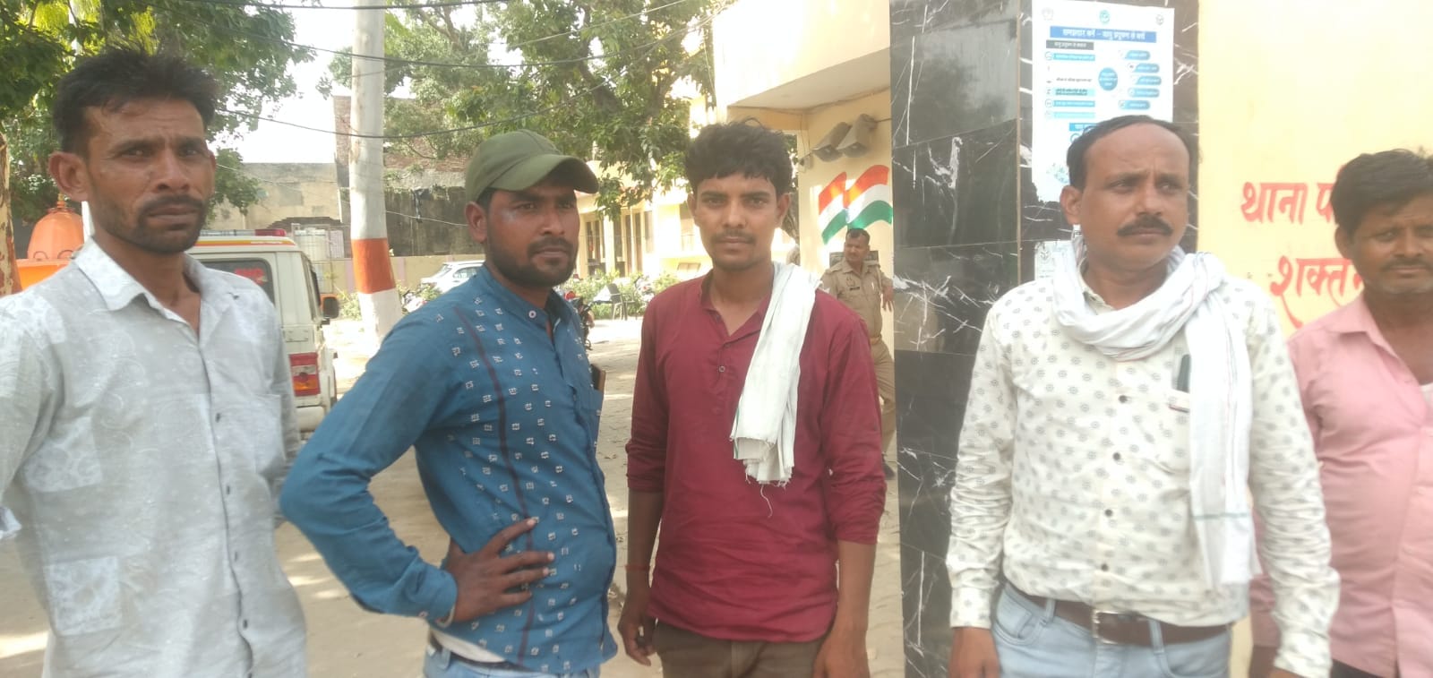 फोटो-28 टूटा चश्मा दिखाते अवर अभियंता अब्दुल मजीद। संवाद
