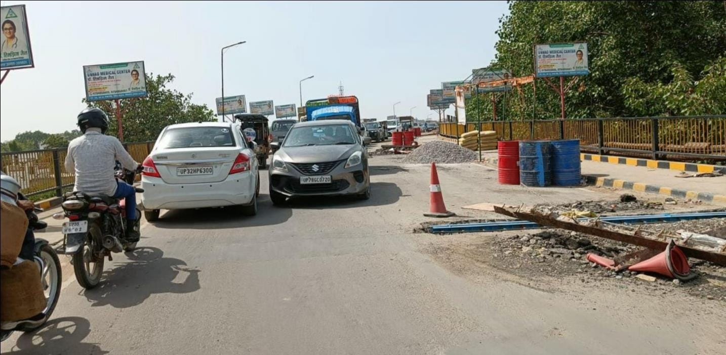 फोटो-33-हरदोई रोड पुल की मरम्मत होने से खुदा रास्ता और अंधेरे में फैली सामग्री। संवाद