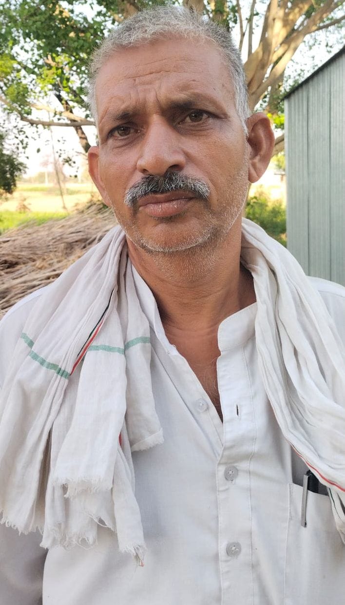 फोटो संख्या:66-गांव अगिहार में जर्जर खंबे में दिखाई देते सरिये-- संवाद फोटो संख्या:66-गांव अगिहार में जर्जर खंबे में दिखाई देते सरिये-- संवाद
