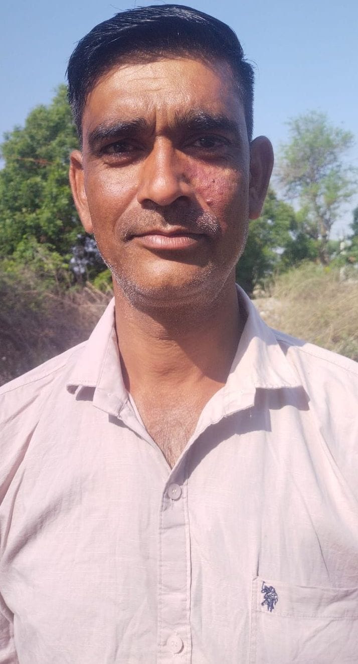 फोटो संख्या:66-गांव अगिहार में जर्जर खंबे में दिखाई देते सरिये-- संवाद फोटो संख्या:66-गांव अगिहार में जर्जर खंबे में दिखाई देते सरिये-- संवाद