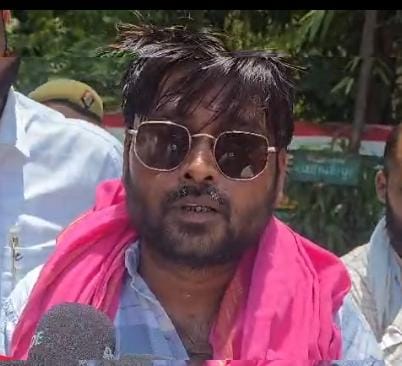 फोटो21एचएएमपी 22- ज्ञापन देने जाते एनएच-34 के आंदोलनकारी। संवाद