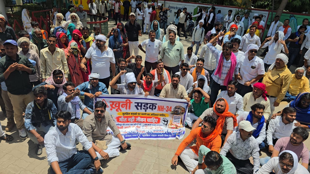 फोटो21एचएएमपी 22- ज्ञापन देने जाते एनएच-34 के आंदोलनकारी। संवाद
