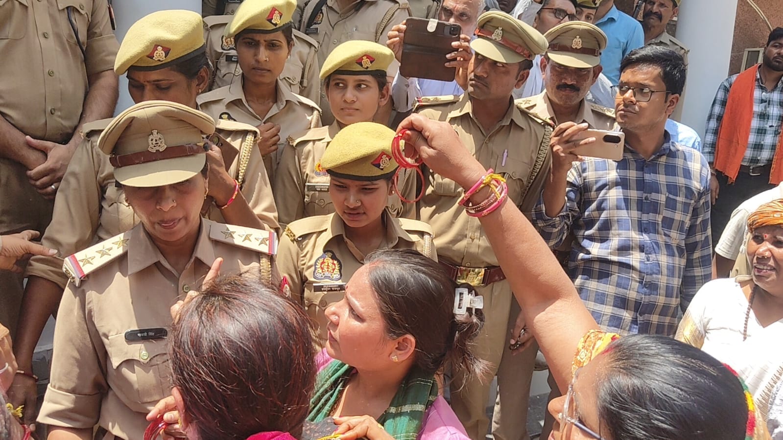 फोटो21एचएएमपी 22- ज्ञापन देने जाते एनएच-34 के आंदोलनकारी। संवाद