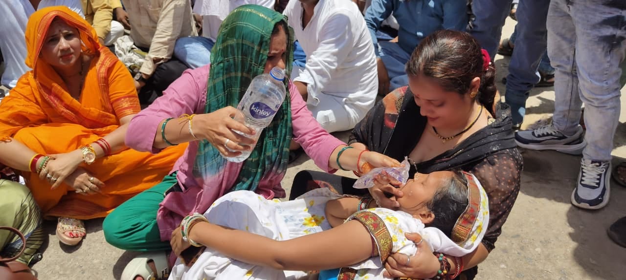 फोटो21एचएएमपी 22- ज्ञापन देने जाते एनएच-34 के आंदोलनकारी। संवाद