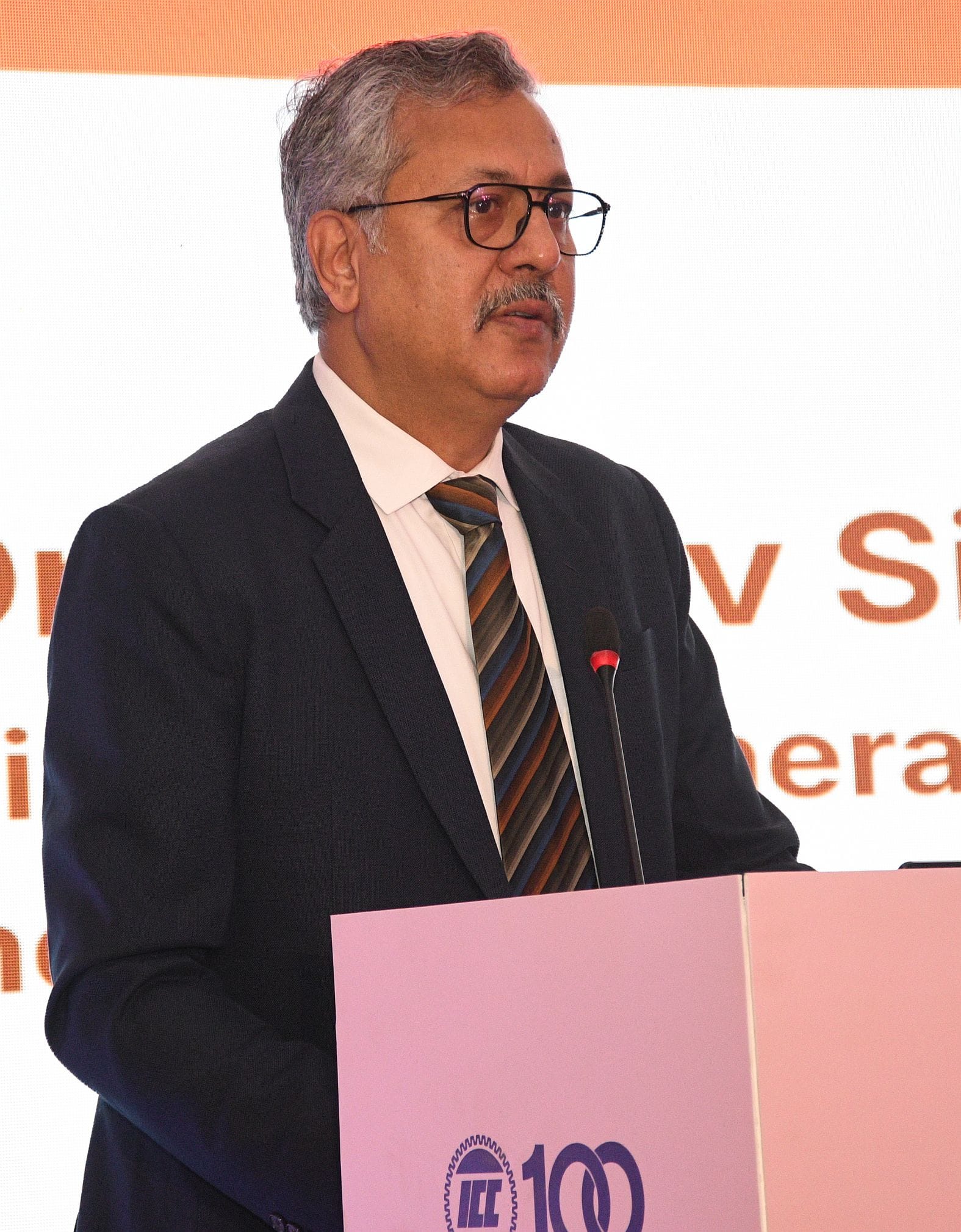 गोमती नगर स्थित होटल में इंडियन चैंबर ऑफ काॅमर्स की ओर से आयोजित समिट में मौजूद लोग। -संवाद गोमती नगर स्थित होटल में इंडियन चैंबर ऑफ काॅमर्स की ओर से आयोजित समिट में मौजूद लोग। -संवाद