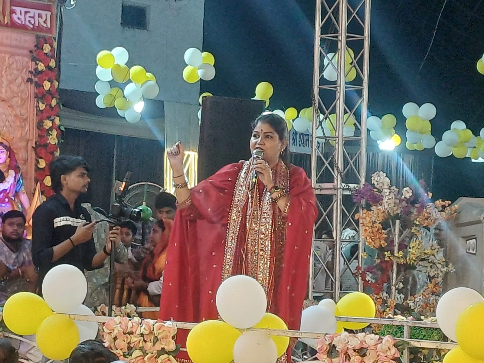जहांगीराबाद में हुई भजन संध्या में भक्ति गीतों की प्रस्तुति देते कलाकार। संवाद