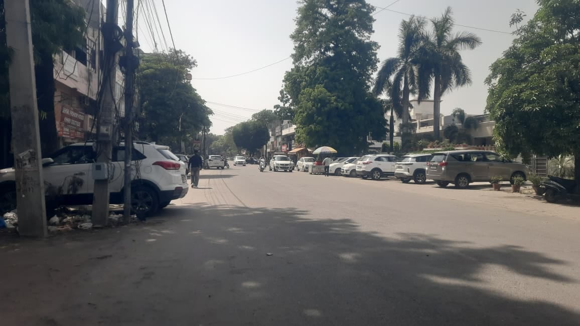 जिला नागरिक अस्पताल की ओपीडी के बाहर लगी मरीजों की भीड़। संवाद जिला नागरिक अस्पताल की ओपीडी के बाहर लगी मरीजों की भीड़। संवाद