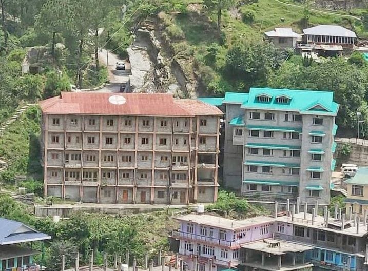 जिला परिषद वार्ड नरैण की नरैण पंचायत में धंसती जा रही सडक़। संवाद जिला परिषद वार्ड नरैण की नरैण पंचायत में धंसती जा रही सडक़। संवाद